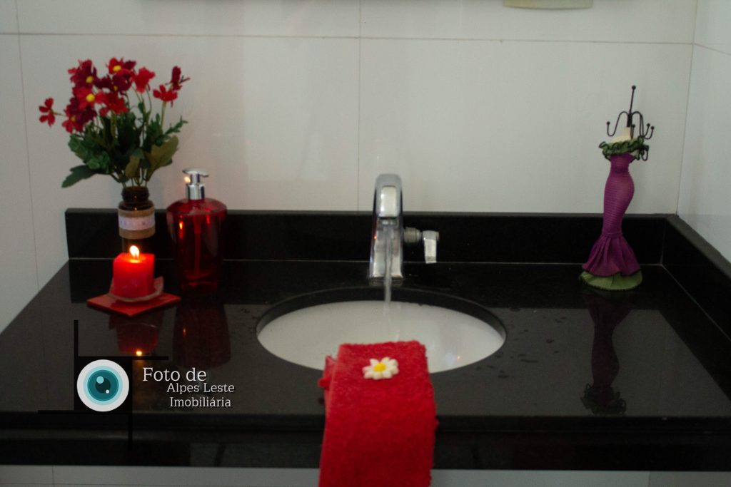 Belo sobrado central geminado SEMIMOBILIADO (!) próximo à Praça Coronel Mello Gaia (Largo da Vila Alpina)