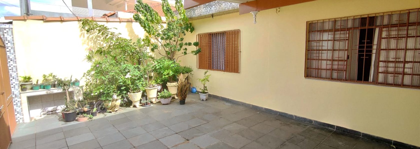 VENDE-SE bonita Casa + Salãozinho de esquina